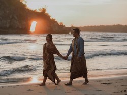 Melihat Romantisnya Foto Prewedding Kahiyang di Pantai Nusa Penida Bali