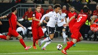 Sudah memastikan lolos ke putaran final, Jerman melakukan sejumlah perubahan pada susunan pemainnya. Leroy Sane salah satu yang dapat kesempatan untuk jadi starter di Fritz-Walter-Stadion, Kaiserslautern, Senin (9/10/2017) dini hari WIB. Foto: Kai Pfaffenbach/Reuters