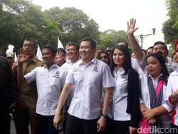 Jalan Kaki Diiringi Marching Band, HT Daftarkan Perindo ke KPU