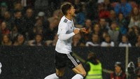 Jerman sudah membuka keunggulan lewat sepakan tumit Leon Goretzka di menit kedelapan. Foto: Kai Pfaffenbach/Reuters