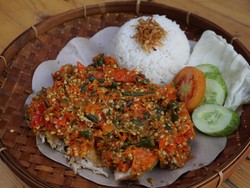 Gelo! Ayam Goreng Geprek dengan Baluran Sambal dari 150 Cabai