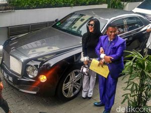 Cetar! Syahrini Tumpangi Bentley Saat Datangi Bareskrim