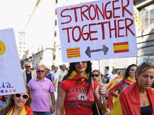 Ratusan Ribu Warga Protes Rencana Pemisahan Diri Catalunya dari Spanyol Ratusan Ribu Warga Protes Rencana Pemisahan Diri Catalunya dari Spanyol