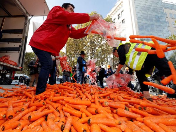 Banjir Wortel di Paris Saat Pedagang Protes Kenaikan Harga Rokok