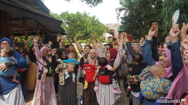 Serunya Saat Para Bunda Ramaikan Pekan Menggendong Sedunia