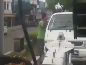 Tak Terima Mobilnya Diderek, Spider-Man Ini Nekat Bergelantungan Tak Terima Mobilnya Diderek, Spider-Man Ini Nekat Bergelantungan