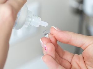 Tak Sengaja Ketetesan Lem Kuku, Mata Wanita Ini Rekat Tak Bisa Dibuka