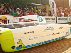 Melihat Mobil Balap Bertenaga Surya