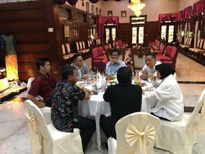 Foto: Pertemuan Sekjen PDIP dan Risma, Deal Maju Pilgub Jatim?