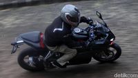 Ngebut dengan CBR250RR di Jalanan Jakarta
