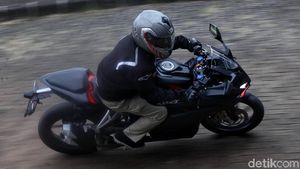 Ngebut dengan CBR250RR di Jalanan Jakarta