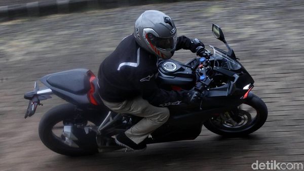 Ngebut dengan CBR250RR di Jalanan Jakarta