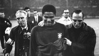 Eusebio. Main di Piala Dunia 1966 bersama Portugal dengan pencapaian finis ketiga. (Foto: Mandatory Credit: Allsport Hulton/Archive/Getty Images)