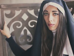 Para Biarawati Siap Melayani Pengunjung di Restoran Pop-Up Ini