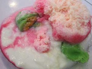 Legit Wangi, Pisang Berbalut Adonan dengan Topping Es Serut