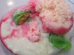 Legit Wangi, Pisang Berbalut Adonan dengan Topping Es Serut