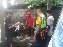 Polisi Bantu Pengungsi Gunung Agung Bangun Fasilitas MCK