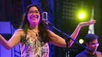 Senyum Manis Danilla di Atas Panggung