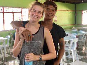 Pasangan Ini Cuek Dicibir Netizen karena Beda Warna Kulit