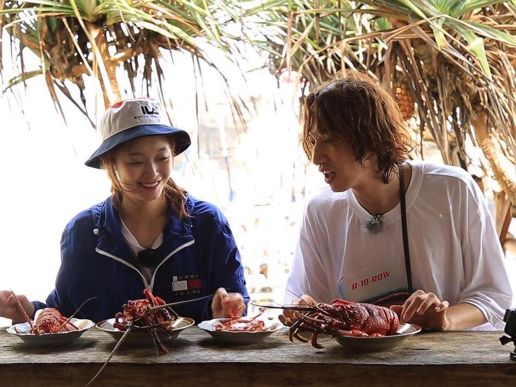 Enaknya! Lee Kwang Soo Nyobain Lobster di Pantai Timang
