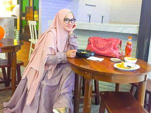 Foto: Inspirasi Padu Padan Hijab Syari & Sneakers ala Lyra Virna Foto: Inspirasi Padu Padan Hijab Syari & Sneakers ala Lyra Virna