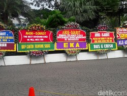 Karangan Bunga untuk Ahok-Djarot Masih Berdatangan ke Balai Kota