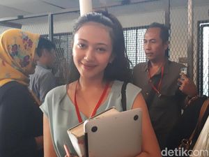 Cantiknya Putri Aa Gatot Brajamusti yang Curi Perhatian di Persidangan Cantiknya Putri Aa Gatot Brajamusti yang Curi Perhatian di Persidangan