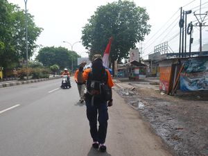 Ingin Jumpa Jokowi, Ade Kenzo Jalan Kaki dari Surabaya ke Jakarta