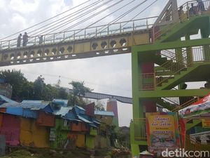 Jembatan Kaca Kampung Warna-Warni Malang yang Retak Diperbaiki Pekan Ini Jembatan Kaca Kampung Warna-Warni Malang yang Retak Diperbaiki Pekan Ini