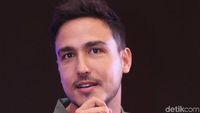 Si Tampan Hamish Daud yang Bikin Raisa Luluh