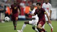 Luis Figo gagal membawa Portugal lolos ke putaran final Piala Dunia 1998 di Prancis. Saat itu Portugal cuma finis ketiga di belakang Jerman dan Ukraina di babak kualifikasi. (Foto: Ben Radford/Getty Images)