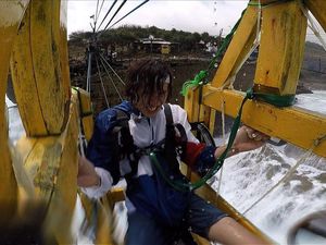 Lee Kwang Soo Naik Gondola di Pantai Timang, Begini Ekspresinya Lee Kwang Soo Naik Gondola di Pantai Timang, Begini Ekspresinya