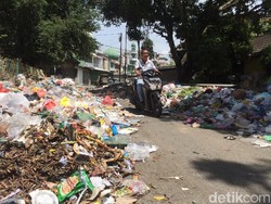Horor Tumpukan Sampah yang Bau di Jl Emas Kota Medan