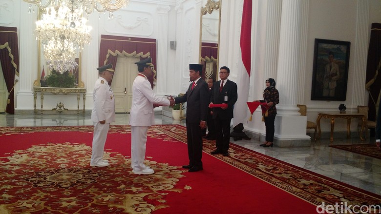 Jokowi Resmi Lantik Sultan dan Pakualam Jadi Gubernur dan Wagub DIY Jokowi Resmi Lantik Sultan dan Pakualam Jadi Gubernur dan Wagub DIY