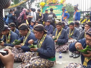 Sultan HB X Dilantik Jadi Gubernur, Sejumlah Warga Yogya Tumpengan