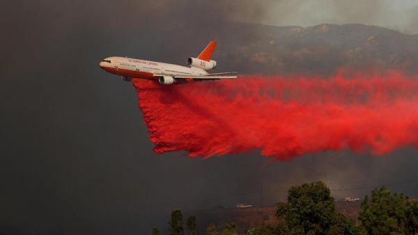 Zat Merah Pemadam Api Dijatuhkan dari Langit California
