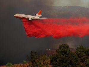 Zat Merah Pemadam Api Dijatuhkan dari Langit California