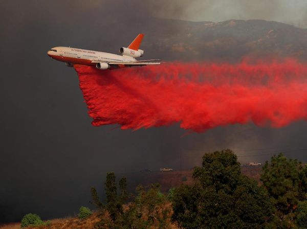 Zat Merah Pemadam Api Dijatuhkan dari Langit California