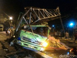 Truk Semen Tabrak Papan Jalan di Jombang, Sopir Tergencet