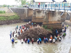 Ribuan Ton Sampah Dibersihkan dari Sungai Santer