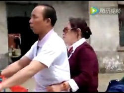 Tunanetra Ini Naik Motor untuk Kerja