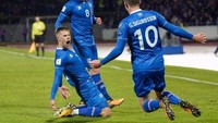 Gol kedua dicetak oleh Johann Gudmundsson pada menit ke-68. Gol itu sekaligus memastikan Islandia menang dan mengunci tiket Piala Dunia 2018. (Foto: Haraldur Gudjonsson / AFP)