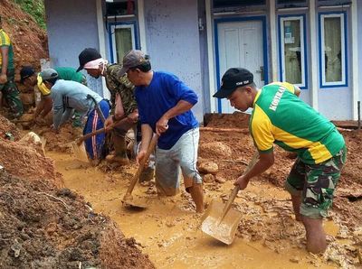 Prajurit Kostrad Bantu Korban Tanah Longsor Pangandaran