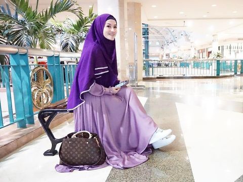 Modis Padu Padan Hijab Syari Sneakers Ala Lyra Virna