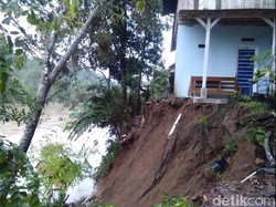 Longsor di Tegalbuleud Sukabumi, Tutup Jalan dan Ancam 3 Rumah