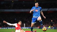 Brad Smith mencatatkan laju 35,19 km per jam pada musim 2016/2017 untuk Bournemouth. (Foto: Shaun Botterill/Getty Images)