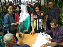 Gandeng Dispendukcapil, Polsek Tegalsari Bagi-bagi Akta Kelahiran