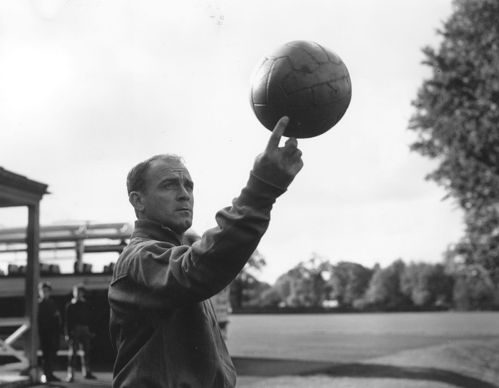 Alfredo Di Stefano 25th October 1960: Spanish footballer Alfredo di Stefano, one of the world's greatest forwards, spinning a ball on one finger during Spain's team practice at Roehampton in preparation for their match against England at Wembley. (Photo by Terry Disney/Central Press/Getty Images)