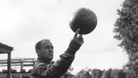 Alfredo Di Stefano. Pernah membela timnas Argentina, Kolombia, dan Spanyol tapi tak pernah tampil di babak utama Piala Dunia. (Foto: Terry Disney/Central Press/Getty Images)