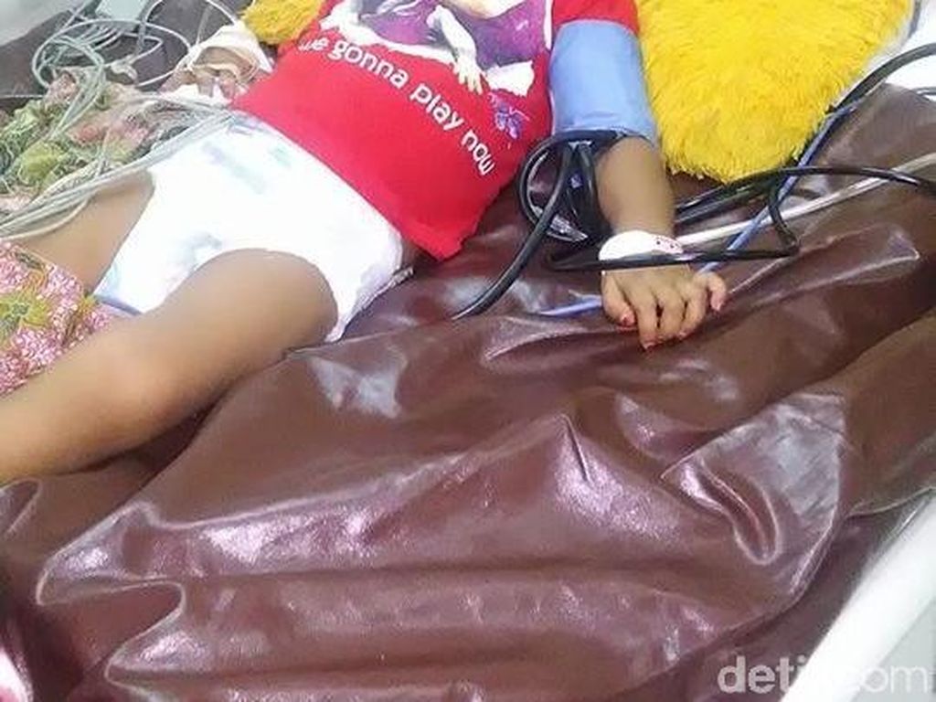 5 Hari Pasca-Imunisasi MR, Bocah 2 Tahun di Garut Tidak Bisa Jalan 5 Hari Pasca-Imunisasi MR, Bocah 2 Tahun di Garut Tidak Bisa Jalan